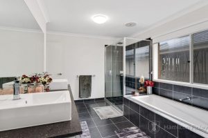 17 Newport Avenue, WILLIAMS LANDING, VIC 3027 AUS