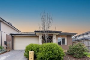 4 Flagstaff Cres, POINT COOK, VIC 3030 AUS