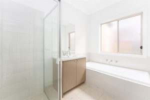 4 Flagstaff Cres, POINT COOK, VIC 3030 AUS
